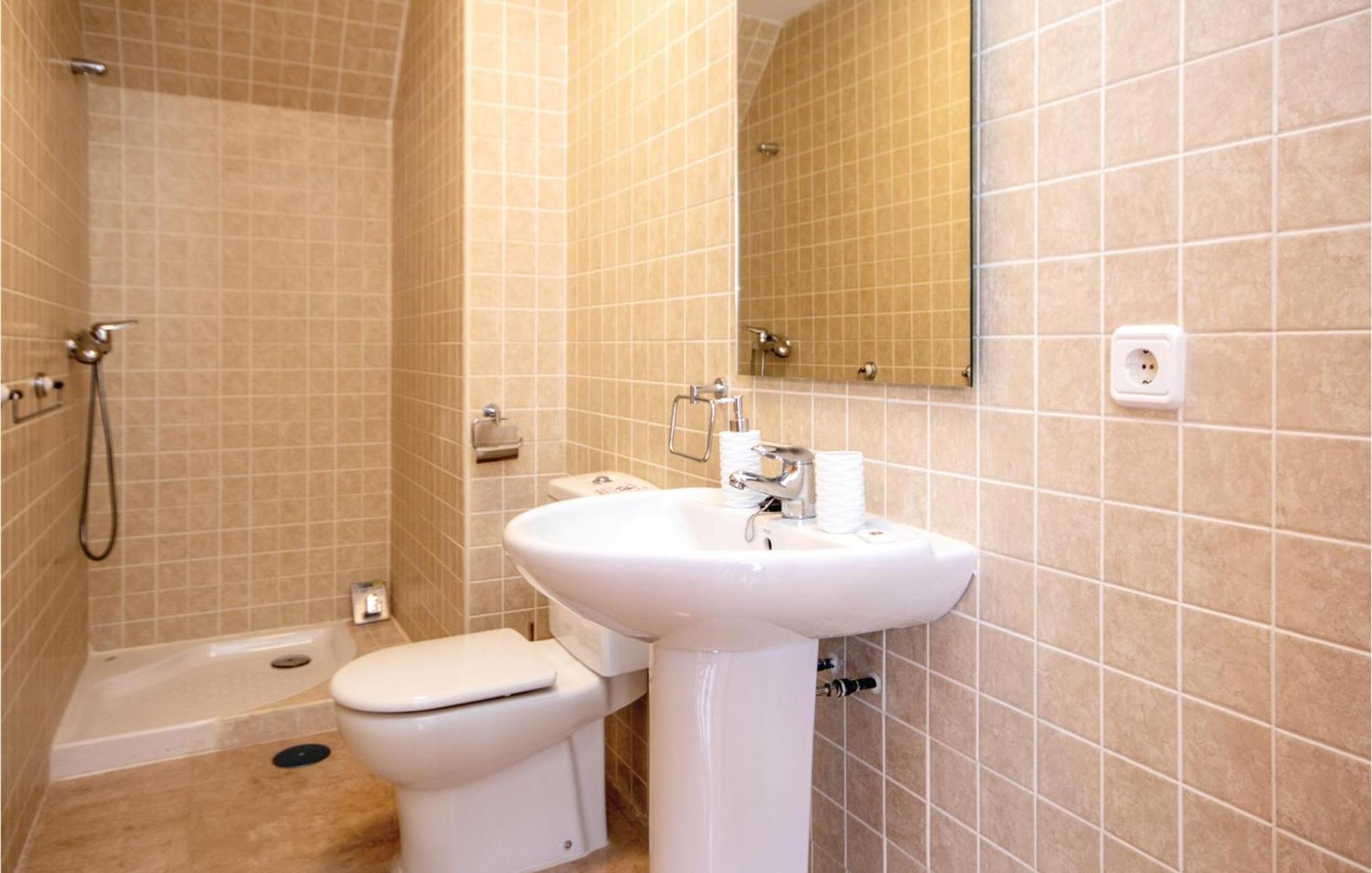 3 Bedroom Amazing Apartment In La Duquesa Castillo de Sabinillas Exterior foto